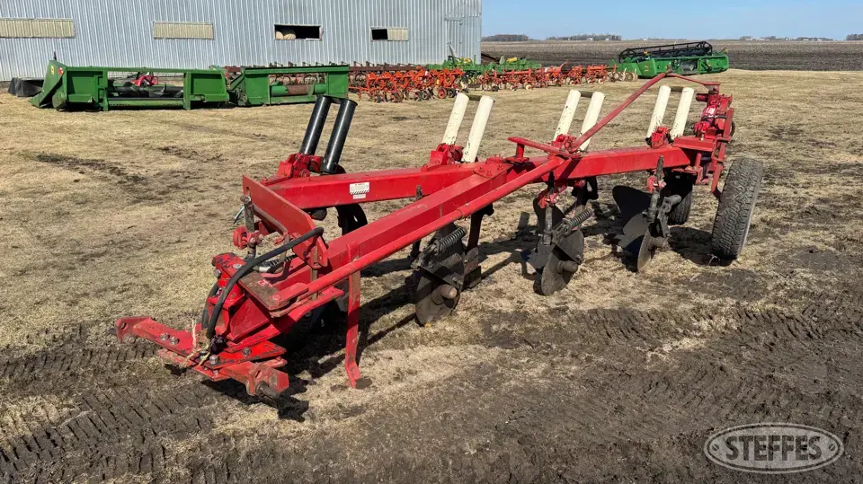 International 710 Automatic Plow