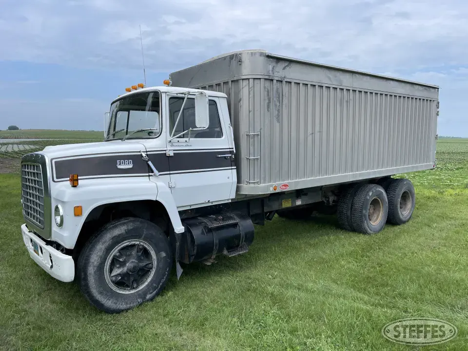 1978 Ford 800 Tandem Boxed Truck