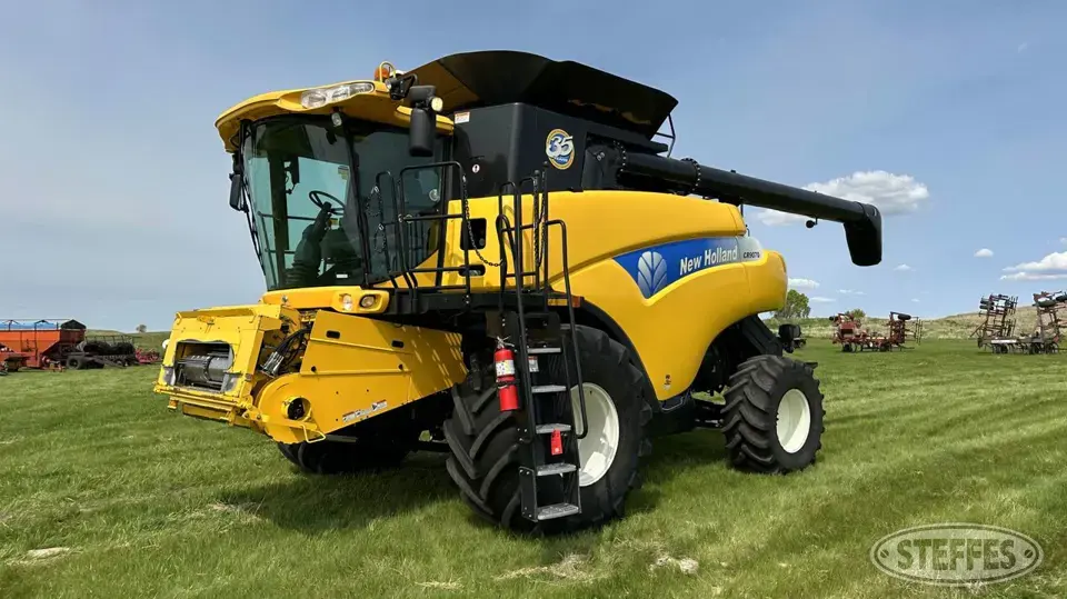 2010 New Holland CR9070 Combine