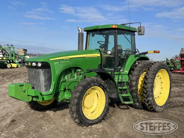 2005 John Deere 8220