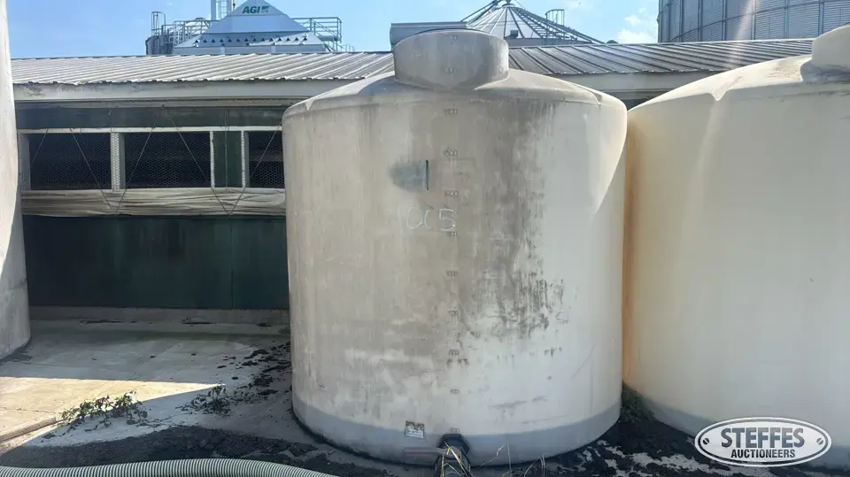 2,100 gal. vertical poly tank