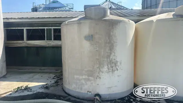 2,100 gal. vertical poly tank