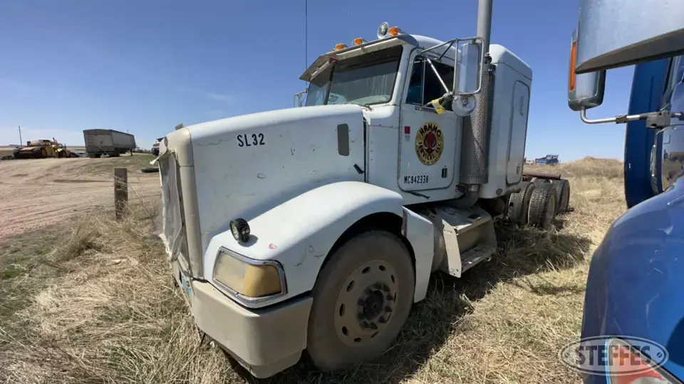 2000 Peterbilt 385 Conventional Truck with Sleeper