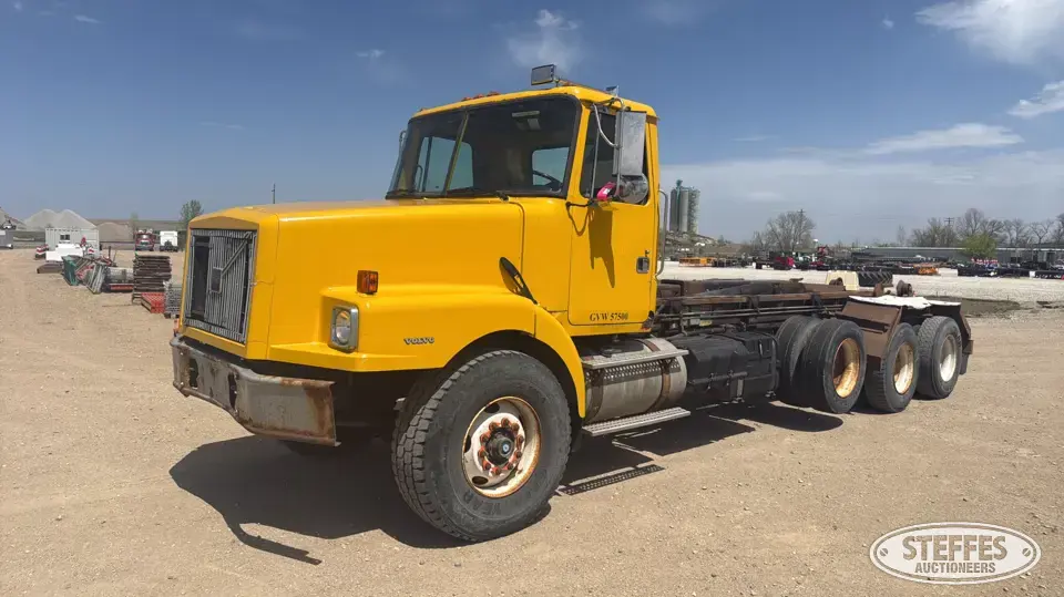 1999 Volvo WG64 Specialty Truck