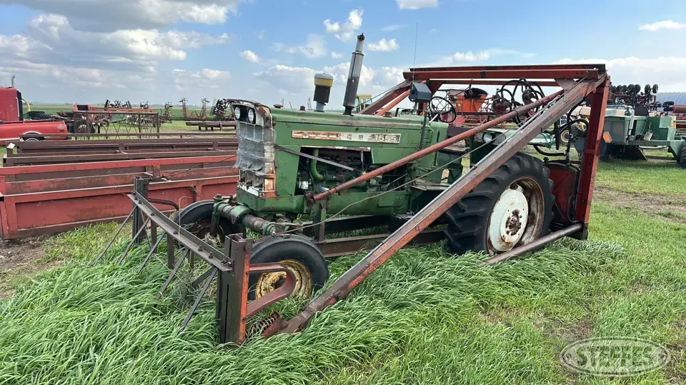 1975 Oliver 1555 2WD Tractor