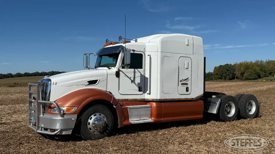 2007 Peterbilt 386 Conventional Truck with Sleeper
