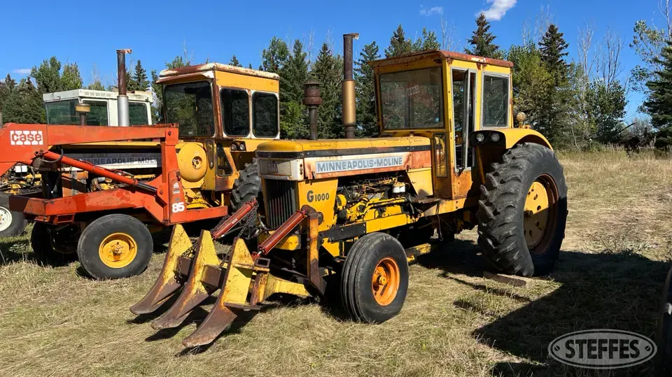 1970 Minneapolis Moline G1000 Collectible Tractor