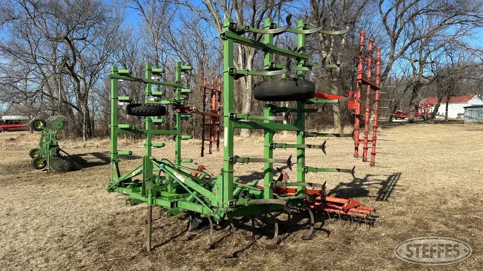John Deere 1100 Field Cultivator