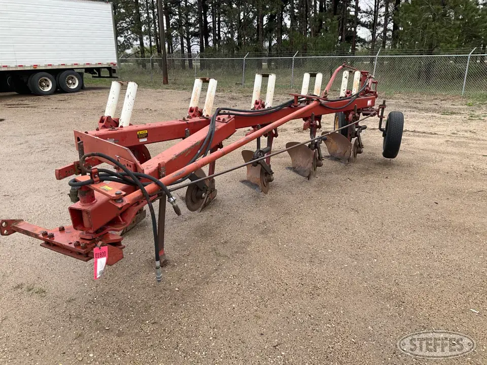 IHC 720 Cable Plow