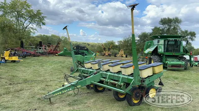 John Deere 7000