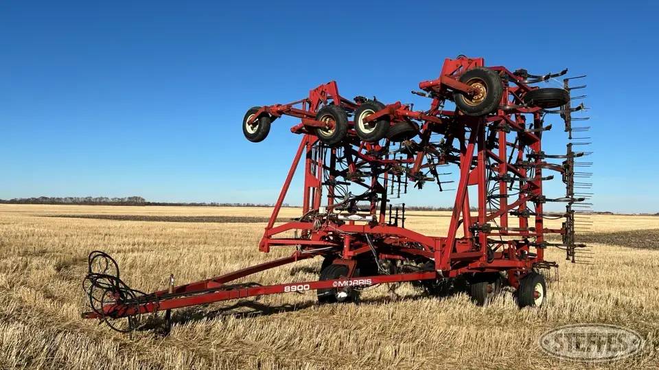 Morris 8900 Chisel Plow