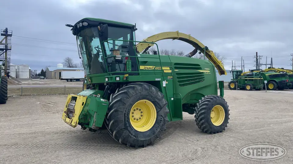 2008 John Deere 7550 Self-Propelled Harvester