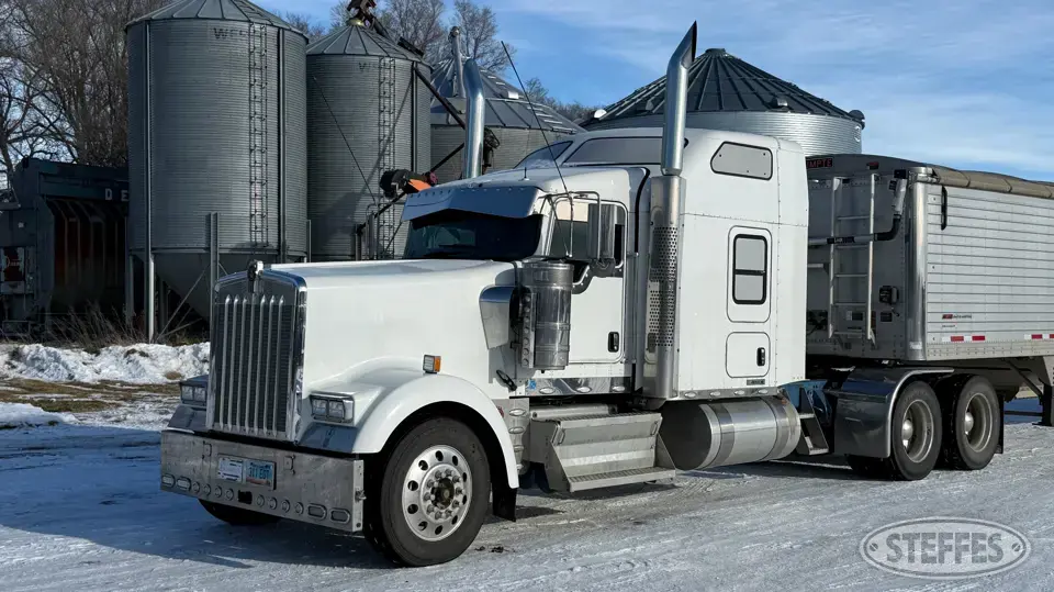 2017 Kenworth W900L Conventional Truck with Sleeper