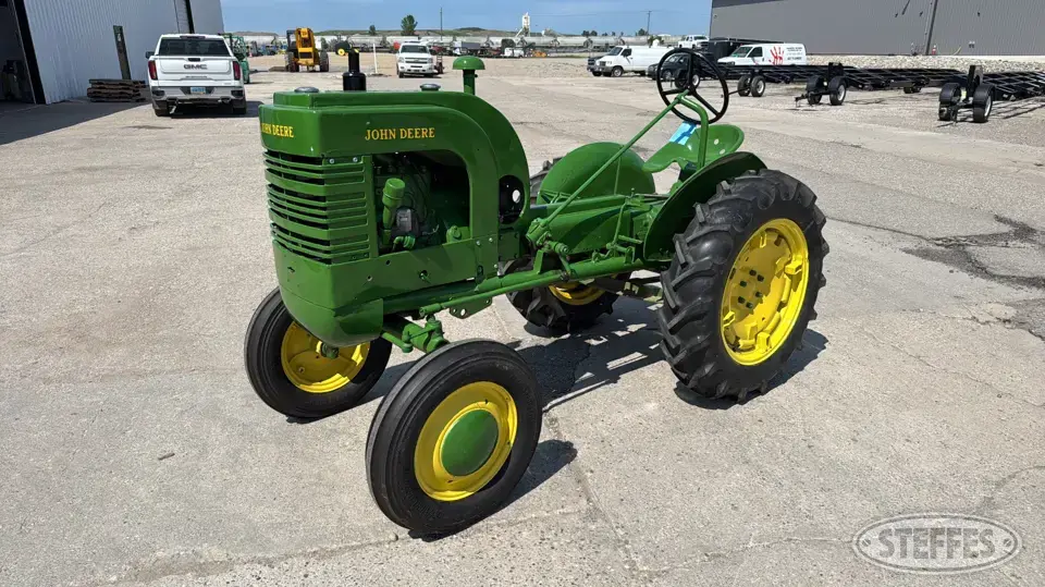 John Deere LA Collectible Tractor