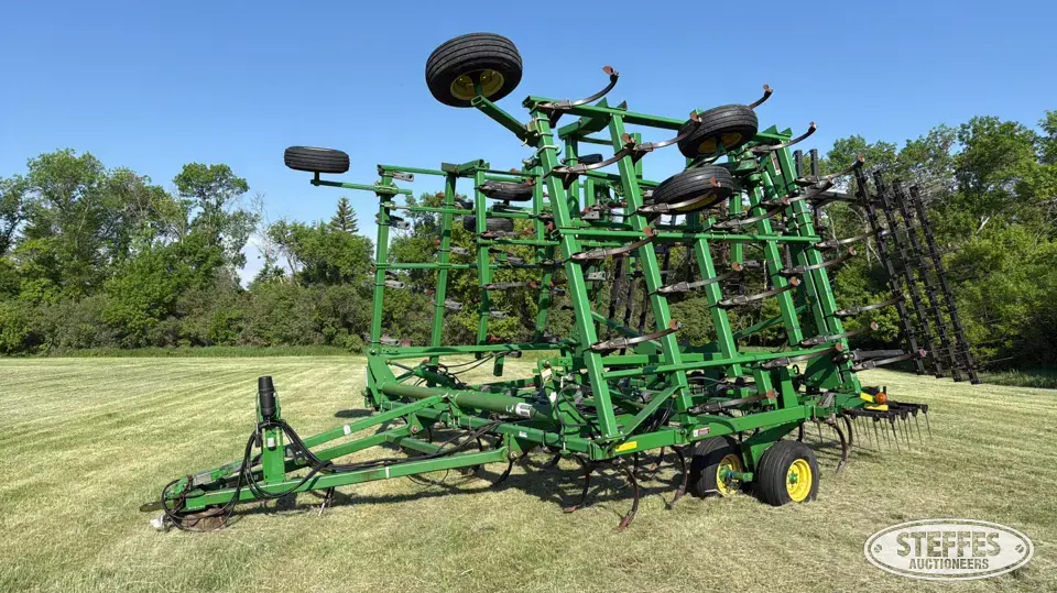 2004 John Deere 2210 Field Cultivator