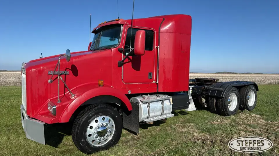 2005 Kenworth T800 Conventional Truck with Sleeper