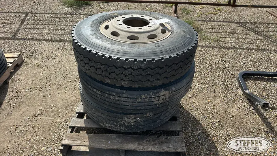 (3) 11R22.5 tires Truck Tire