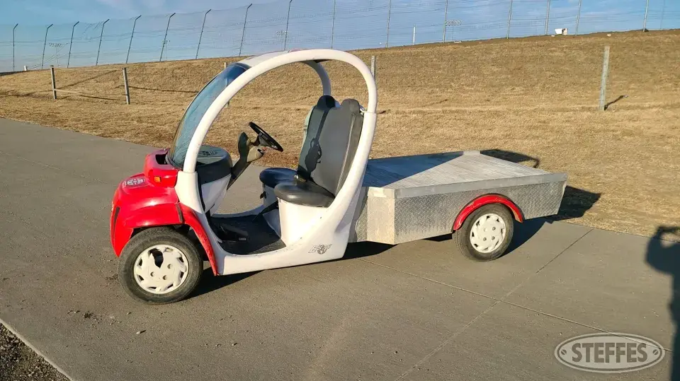GEM E825 golf cart