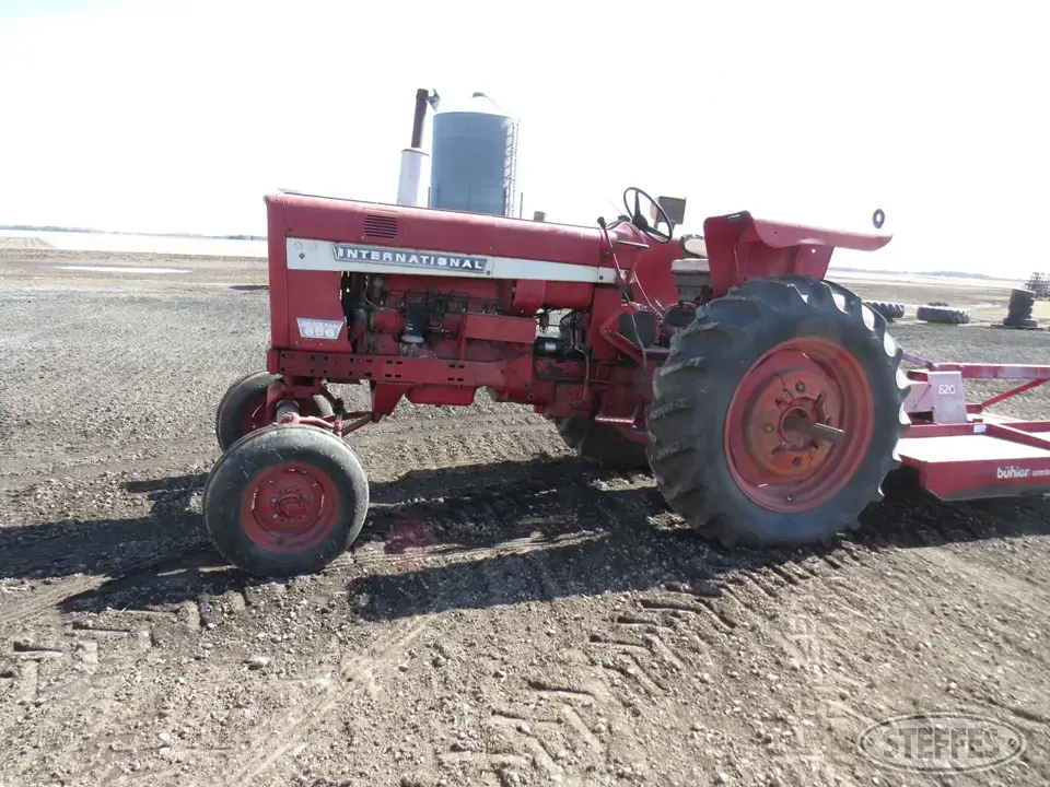 1968 Farmall 656 2WD Tractor