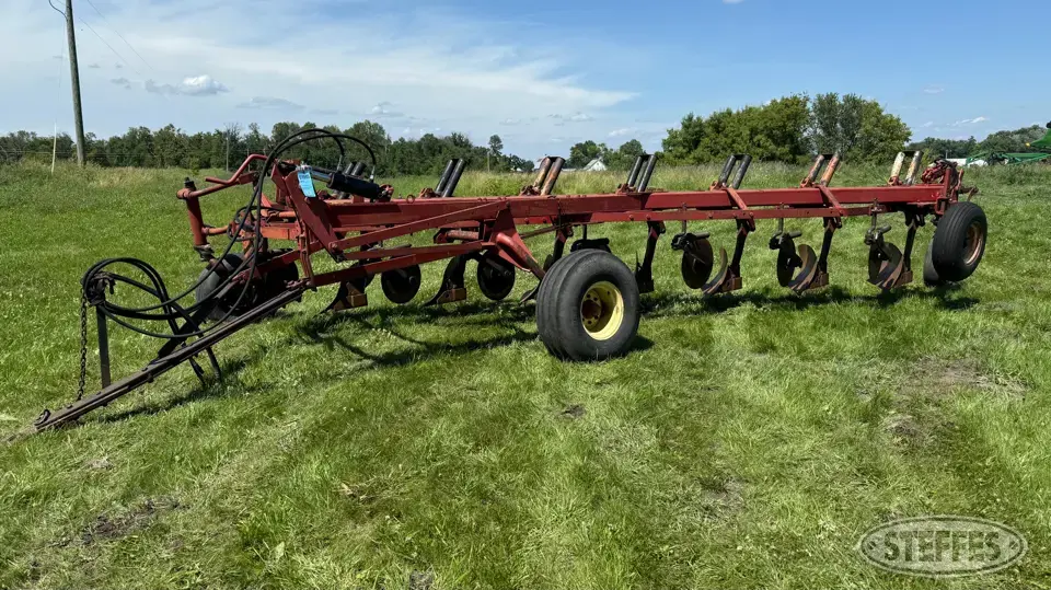 International 700 Plow
