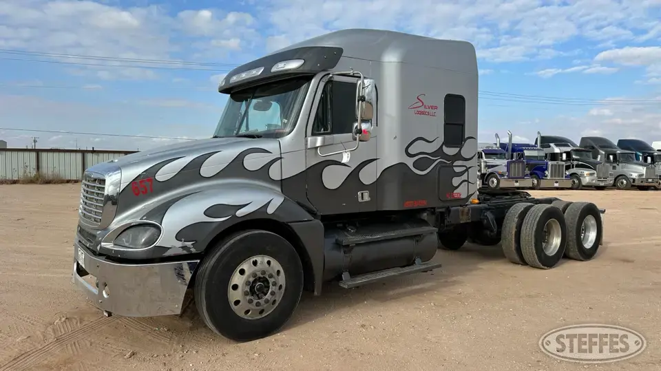 2005 Freightliner Columbia 120 Conventional Truck with Sleeper