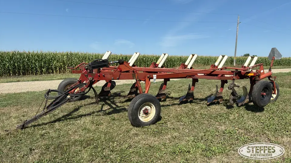 International 770 Automatic Plow