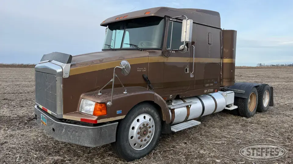 1989 WhiteGMC WIA Conventional Truck with Sleeper