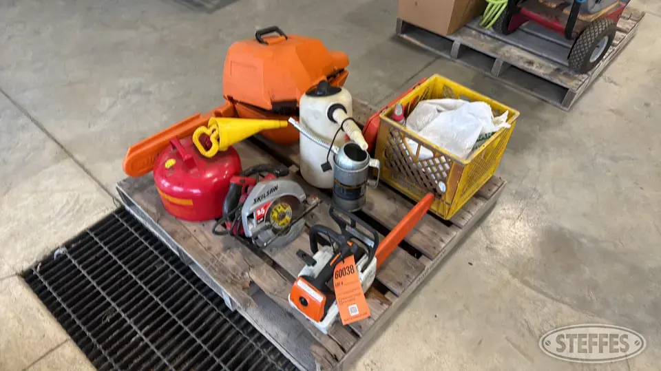 (2) Stihl Chainsaws Lawn and Garden Accessory