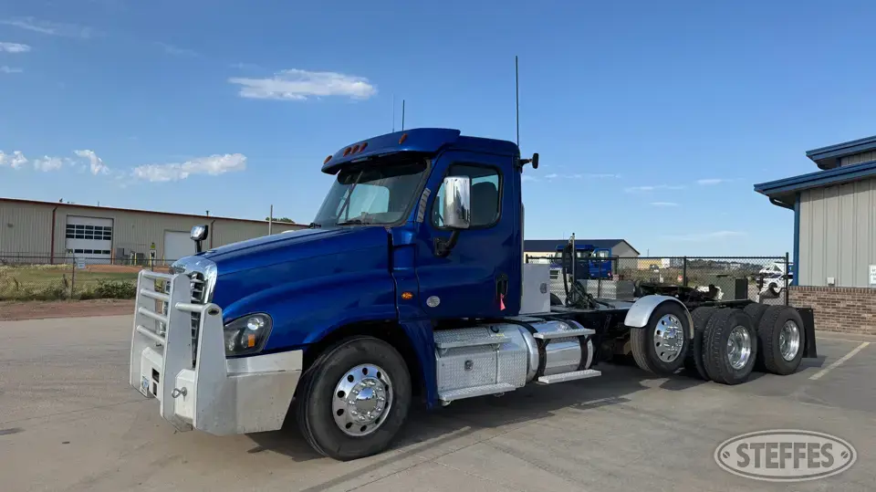 2019 Freightliner CA125DC Conventional Truck without Sleeper