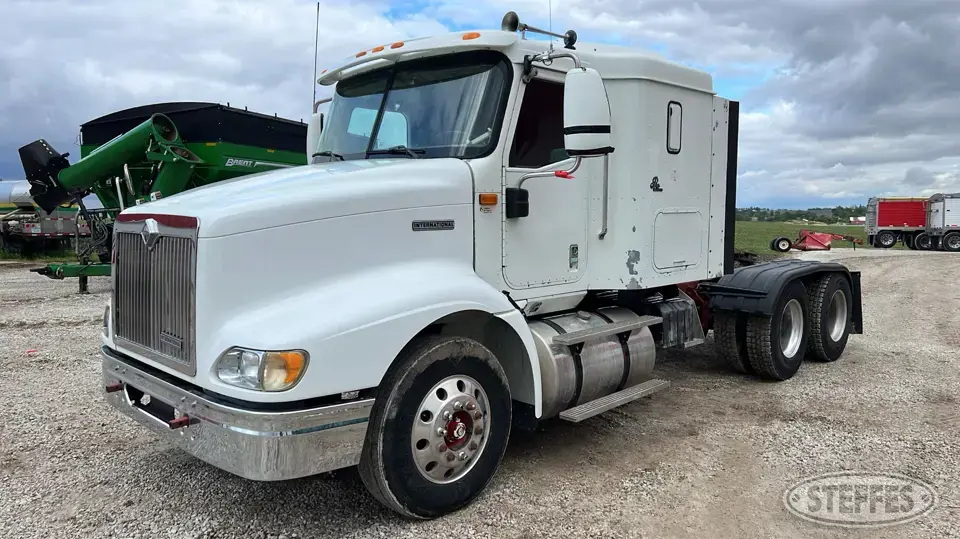 2001 International 9200i Conventional Truck with Sleeper