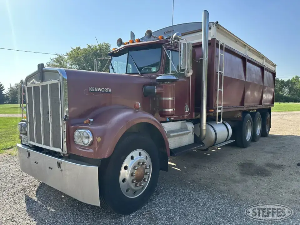 1982 Kenworth W900 Conventional Truck without Sleeper