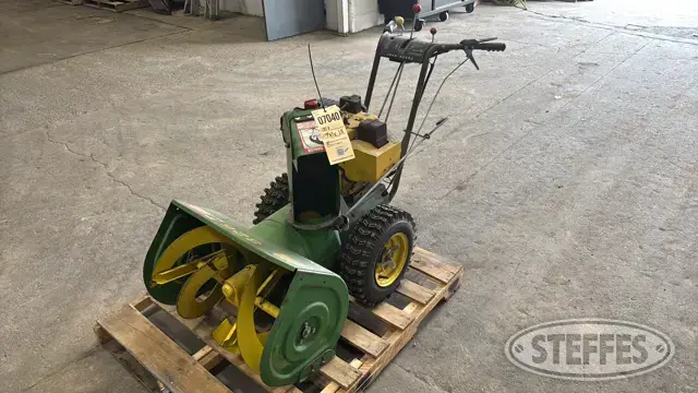 John Deere 826