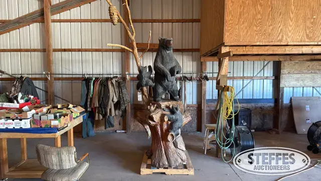 Bear wood carving statue