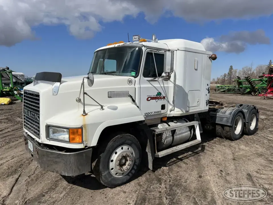 1999 Mack CH613 Conventional Truck with Sleeper