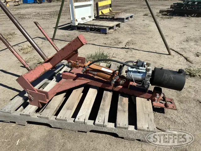 Gooseneck Mounted Bale Spear