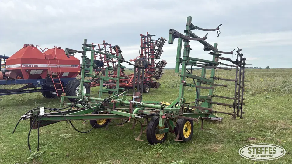 John Deere 1000 Field Cultivator