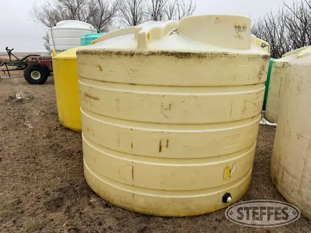 1,650 gal. poly tank