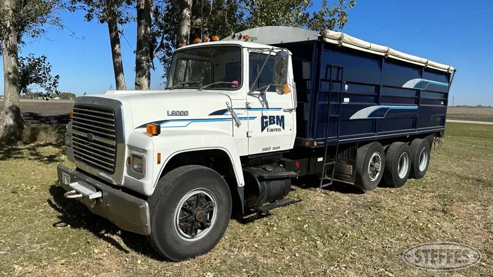 1990 Ford L9000 Tri-Axle Boxed Truck