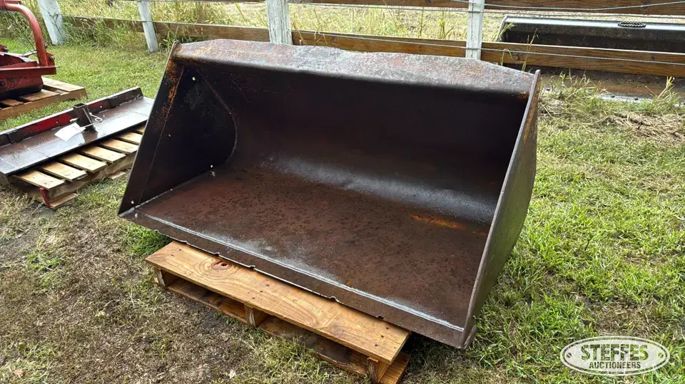 Skid steer bucket