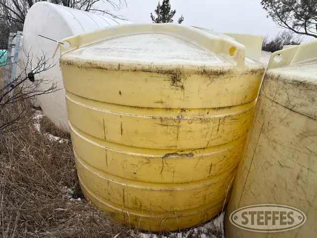 1,350 gal. poly tank