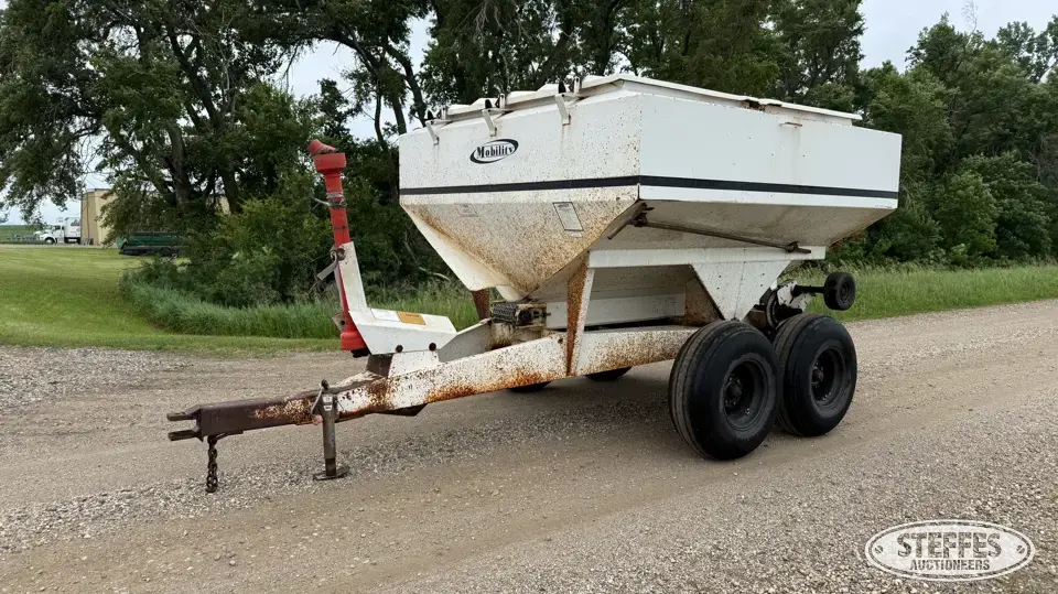 Mobility pull-type tandem axle dry spreader Pull-Type Dry Spreader
