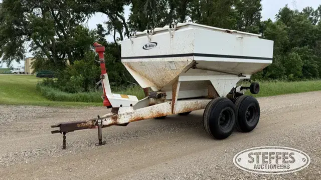 Mobility pull-type tandem axle dry spreader