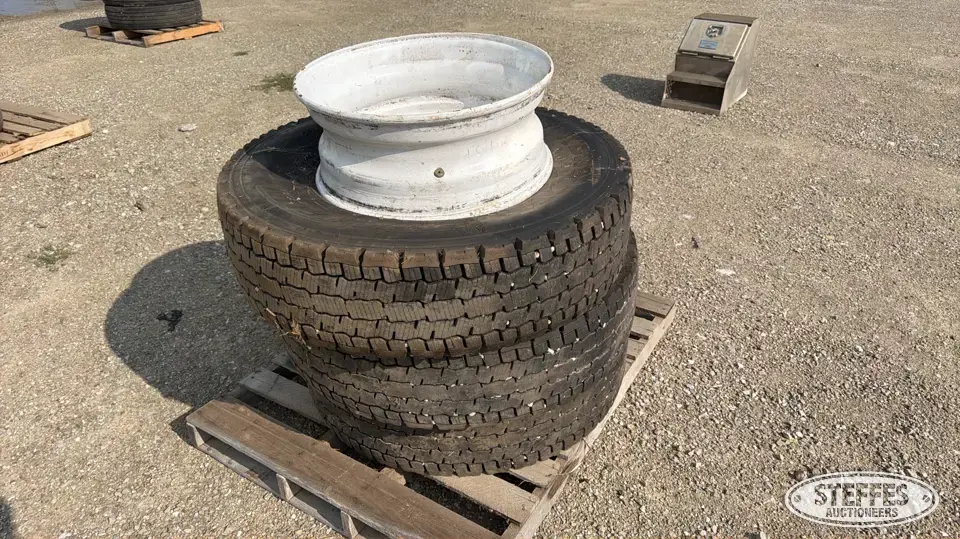 (3) Michelin XDN2 275/80R22.5 tires Truck Tire