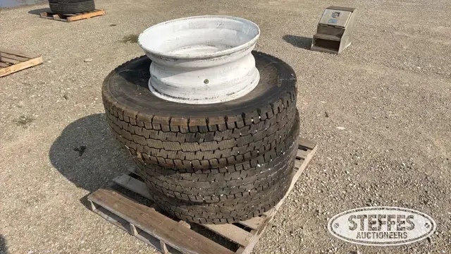 (3) Michelin XDN2 275/80R22.5 tires