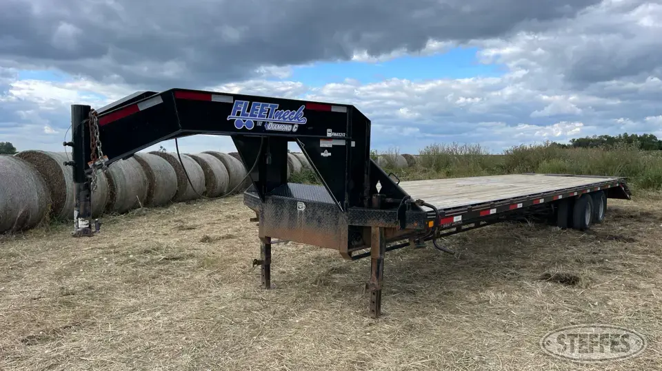2015 Diamond C Fleetneck Flatbed Trailer