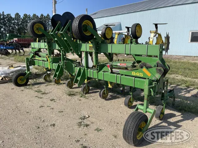 John Deere 845