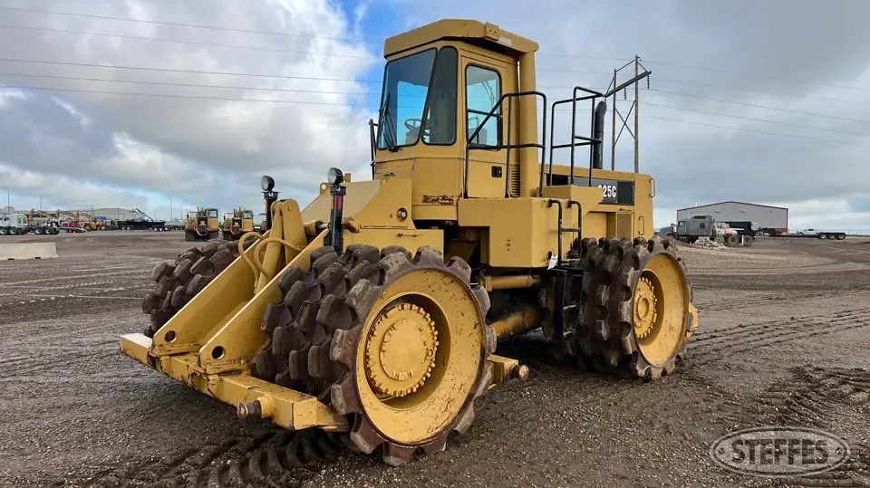 1980 CAT 825C Self-Propelled Padfoot Compactor