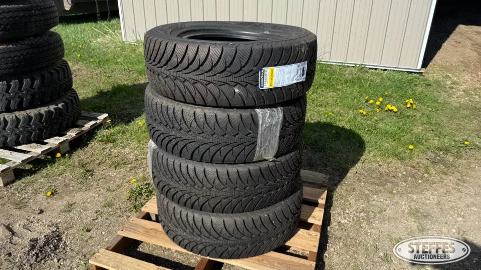 (4) Goodyear Winter Command 275/65R18 tires Passenger-Light Truck Tire