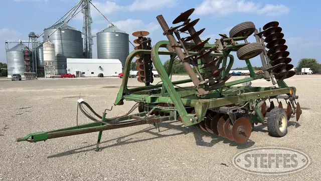 John Deere 335