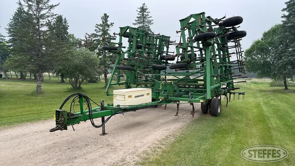 1998 John Deere 985 Field Cultivator